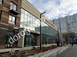 Вход в фитнес клуб Crocus Fitness на улице Черняховского