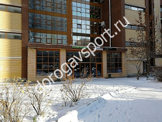 Вход в здание, в котором находится фитнес клуб Альфа Фитнес на улице Адмирала Руднева в Москве