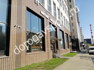 Вход в фитнес клуб Aquastar в 3-м Павловском переулке