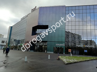 ТЦ Плаза на Митинской улице, в котором находится фитнес клуб Fitnation