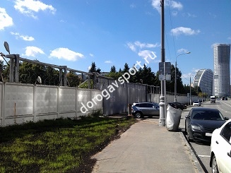 Проходная на территорию ОКБ Сухого, рядом с которой находится фитнес клуб Flyfitness