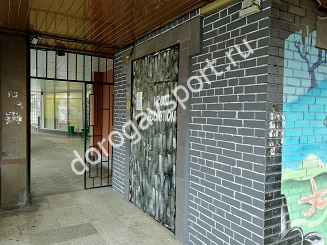 Вход в фитнес клуб Iron Addiction на Таллинской улице