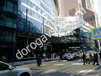 Вход в МФК Башня Федерация, в которой находится фитнес клуб Spirit