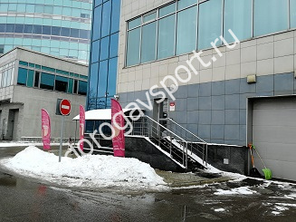 Вход в фитнес клуб Ideal Fitness на Летниковской улице в Москве