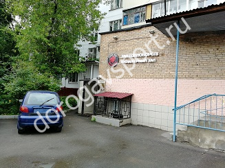 Вход в спортивный клуб Медведь на Бескудниковском бульваре в Москве